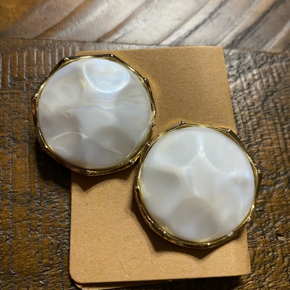 Vintage Women’s Elegant White and Gold Clip-On Earrings Jewelry